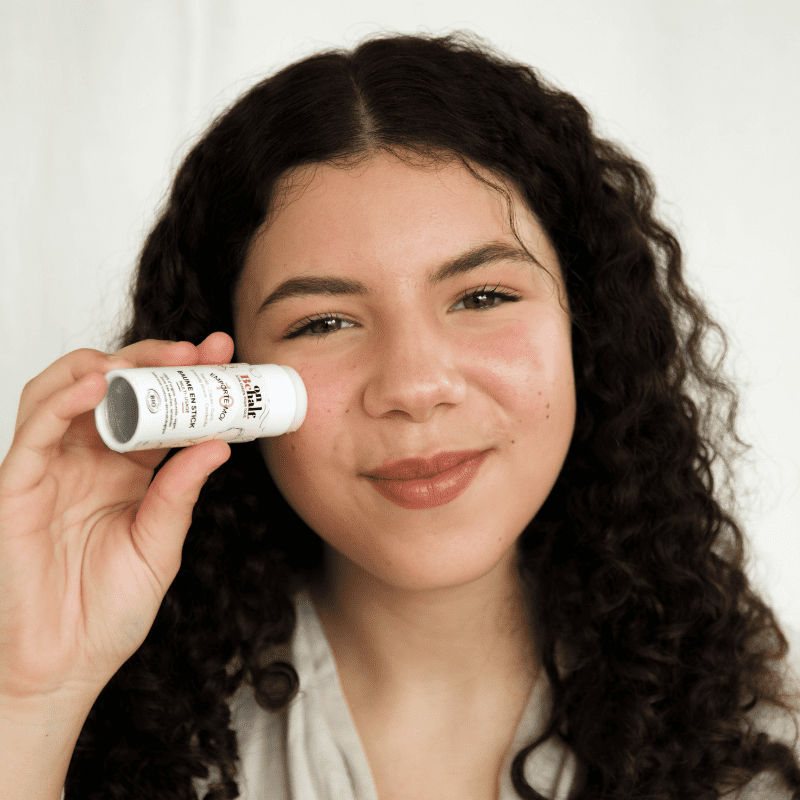 Baume nourrissant à appliquer partout ! Sur toutes les zones sèches, gercées et sensibles! Visage, corps, cheveux. Grâce à sa formule ultra-hydratante non collante, son parfum doux et son format stick, il deviendra l'incontournable de votre quotidien ! 100