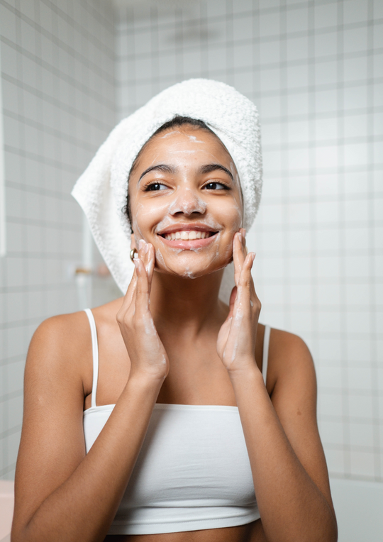 Savon à l'argile blanche : quels bienfaits pour le visage et la peau ?