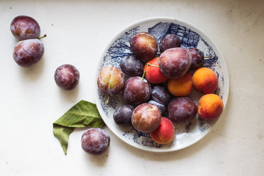 Poudre de noyau de prune : 5 raisons d'en faire votre exfoliant pour la peau