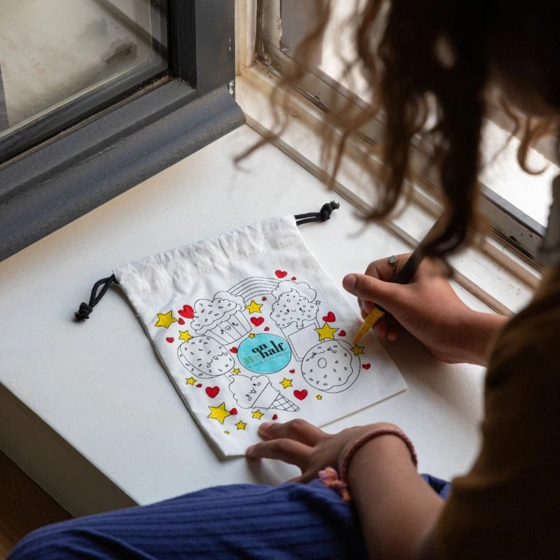 pochon de toilette coloriable et personnalisable. Idéal pour que les enfants puissent ranger leurs soins solides bio