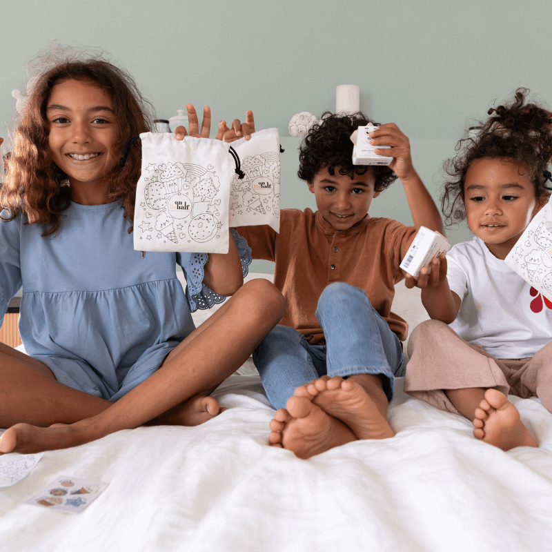 Pochon super kids avec un pochon de toilette en coton coloriable, un coloriage, un set de tatouages avec des messages pour redonner confiance aux enfants, un soin lavant doux en forme d'étoile