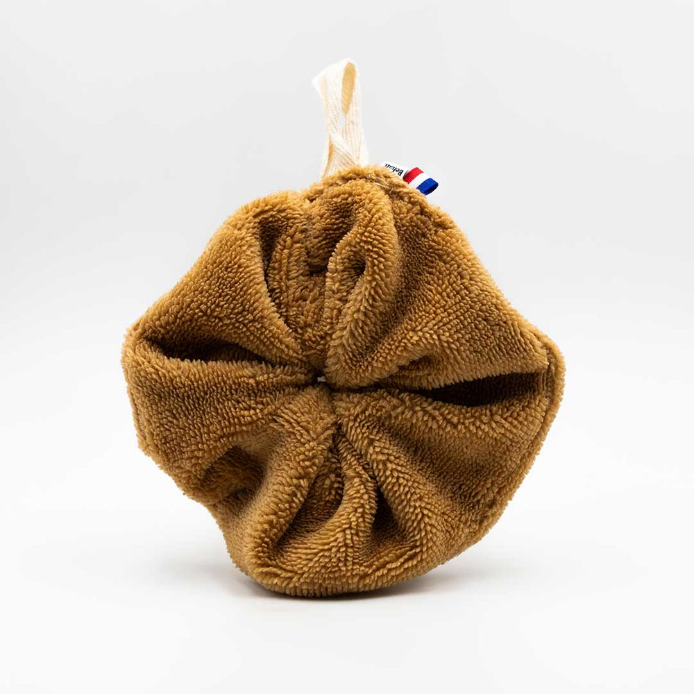 Fleur de douche lavable en coton jaune moutarde avec un cordon pour la suspendre 