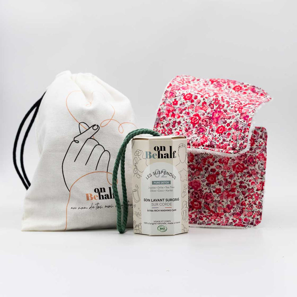 Pochon cadeau peau douce compose : 1 nettoyant visage et corps Pure Detox et de 2 cotons réutilisables à motif Corail liberty