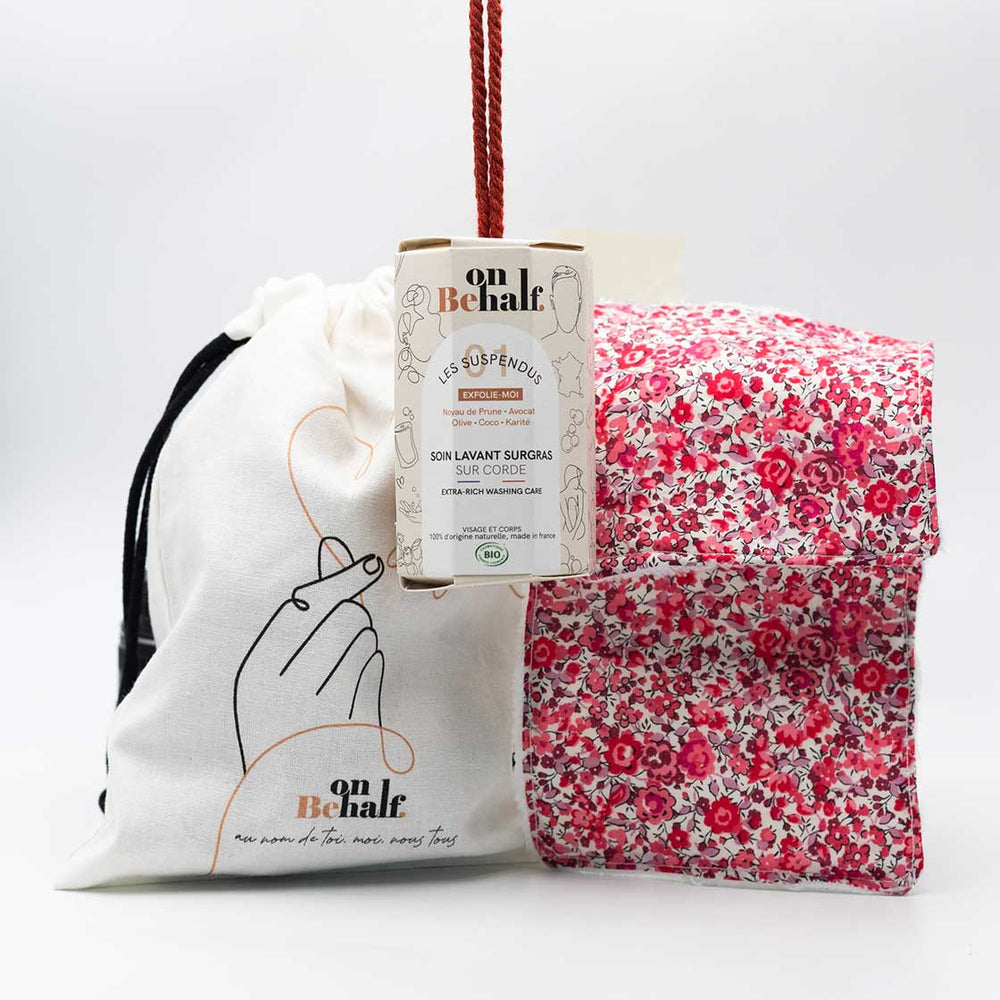 Pochon cadeau peau nette qui contient :1 gommage visage et corps exfolie-moi et de 2 cotons réutilisables motif Corail Liberty