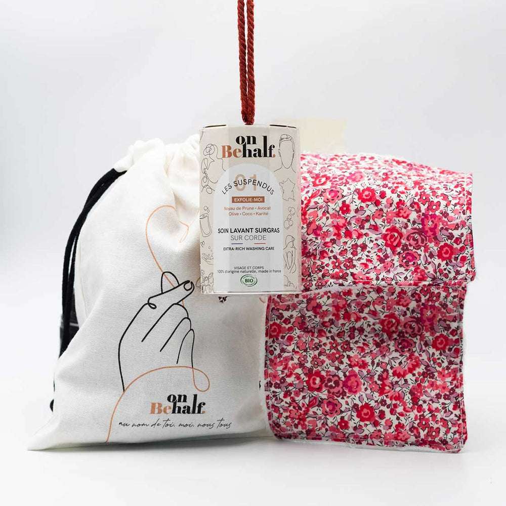 Pochon cadeau peau nette qui contient :1 gommage visage et corps exfolie-moi et de 2 cotons réutilisables motif Corail Liberty