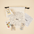 Pochon super kids avec un pochon de toilette en coton coloriable, un coloriage, un set de tatouages avec des messages pour redonner confiance aux enfants, un soin lavant doux en forme d'étoile