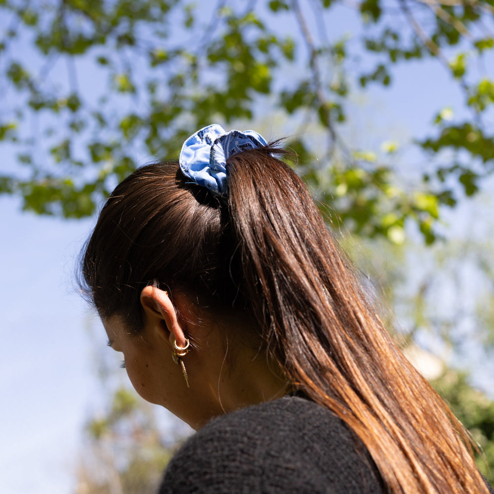 Jolie chouchou motif bandana bleu pour vos coiffures ou très jolie au poignet parfait pour l'été