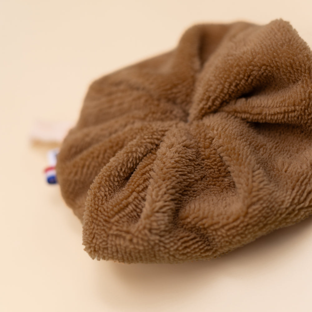 fleur de douche lavable, en éponge de bambou de couleur marron fabriqué en France avec un fil pour la suspendre partout