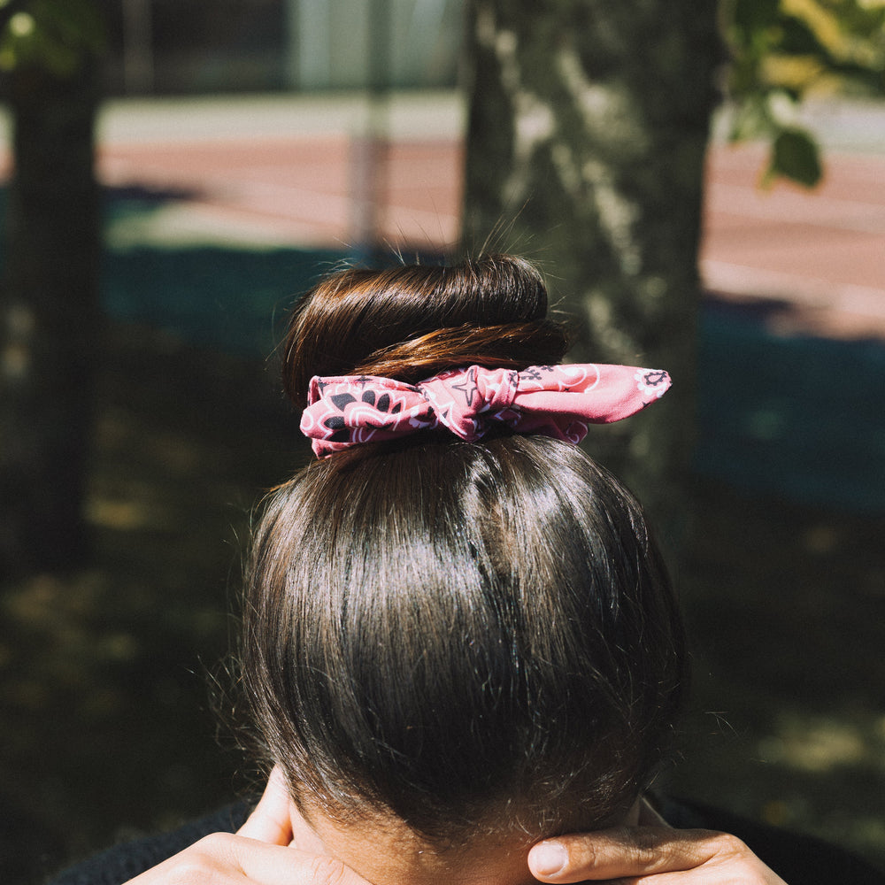 Jolie chouchou motif bandana rose pour vos coiffures ou très jolie au poignet parfait pour l'été