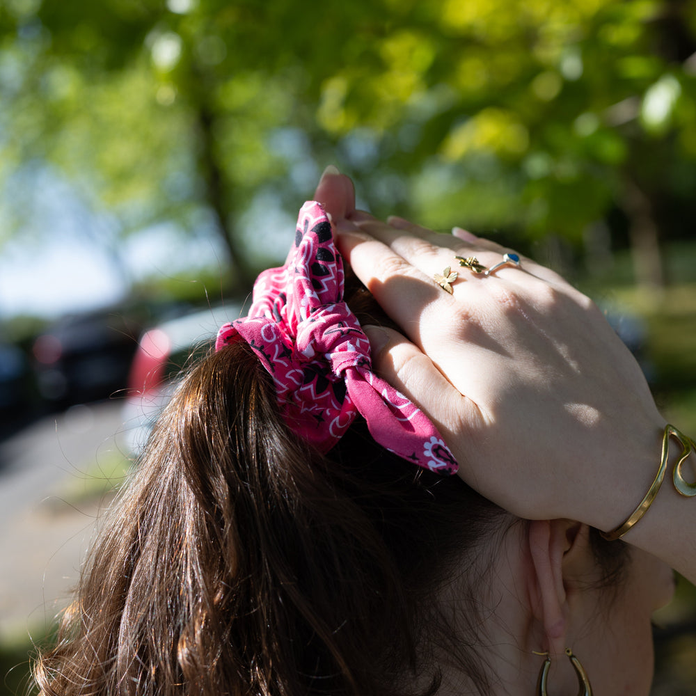 Jolie chouchou motif bandana rose pour vos coiffures ou très jolie au poignet parfait pour l'été