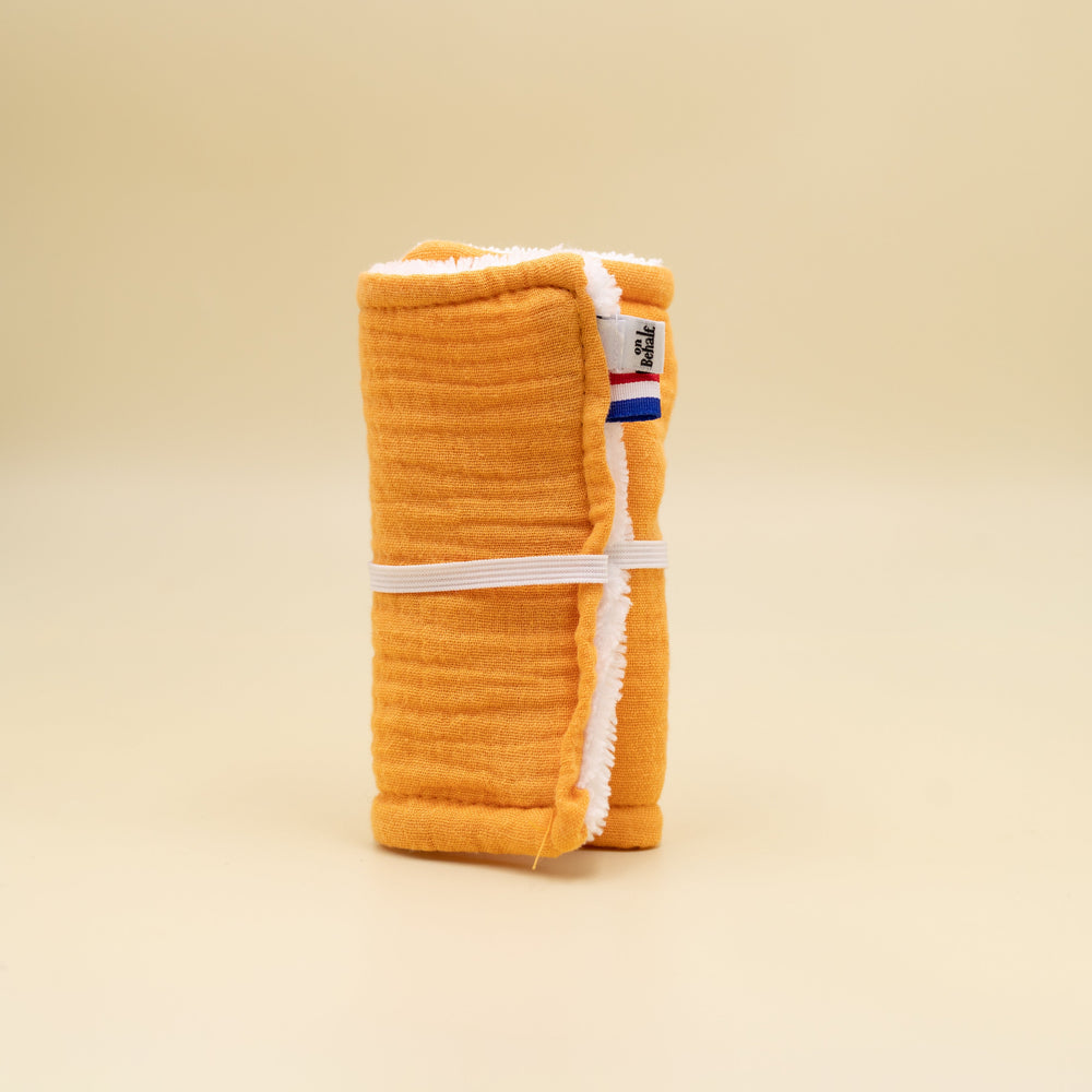 pochette de transport en éponge de bambou jaune moutarde pour des savons solides fabriqué à la main à Nantes