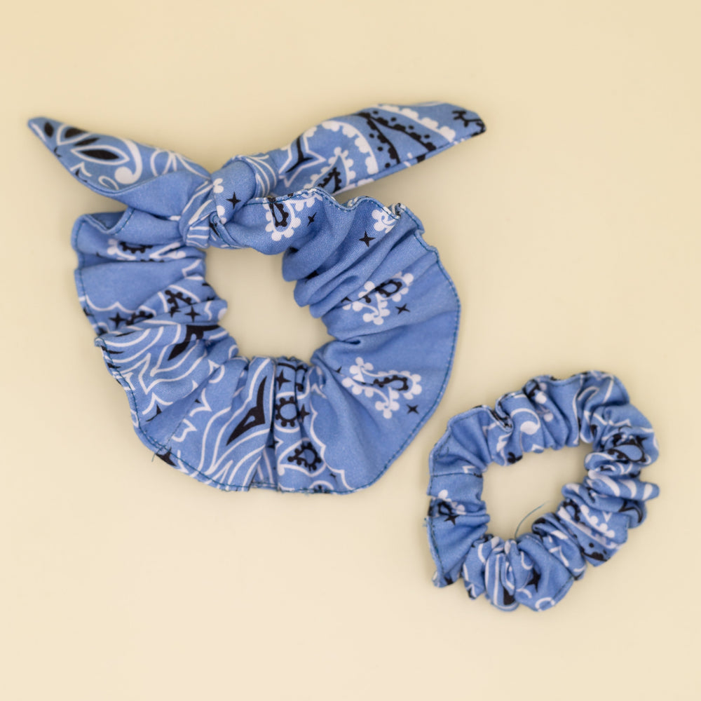 Jolie chouchou motif bandana bleu pour vos coiffures ou très jolie au poignet parfait pour l'été