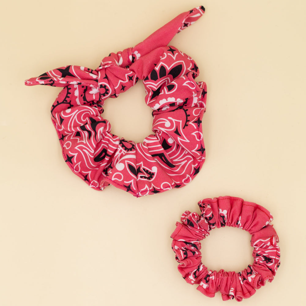 Jolie chouchou motif bandana rose pour vos coiffures ou très jolie au poignet parfait pour l'été