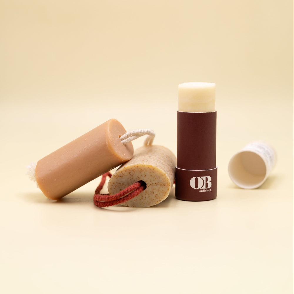 kit kératose pilaire avec un soin lavant coup d'éclat sur corde. Pour le visage et le corps. Et un baume en stick miraculeux emporte-moi pour toutes les zones sèches du corps. Un soin surgras exfolie mois 100% naturel et certifié bio