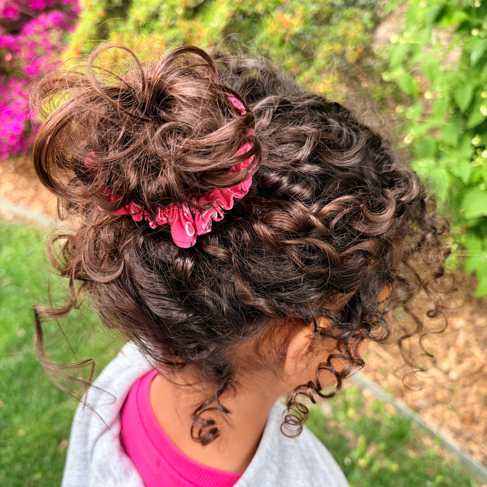 Jolie chouchou motif bandana rosepour vos coiffures ou très jolie au poignet parfait pour l'été