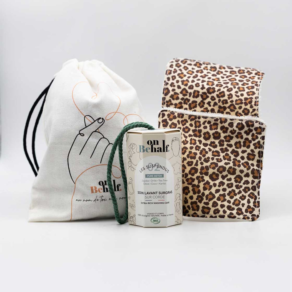 Pochon cadeau peau douce compose : 1 nettoyant visage et corps Pure Detox et de 2 cotons réutilisables à motif Léopard