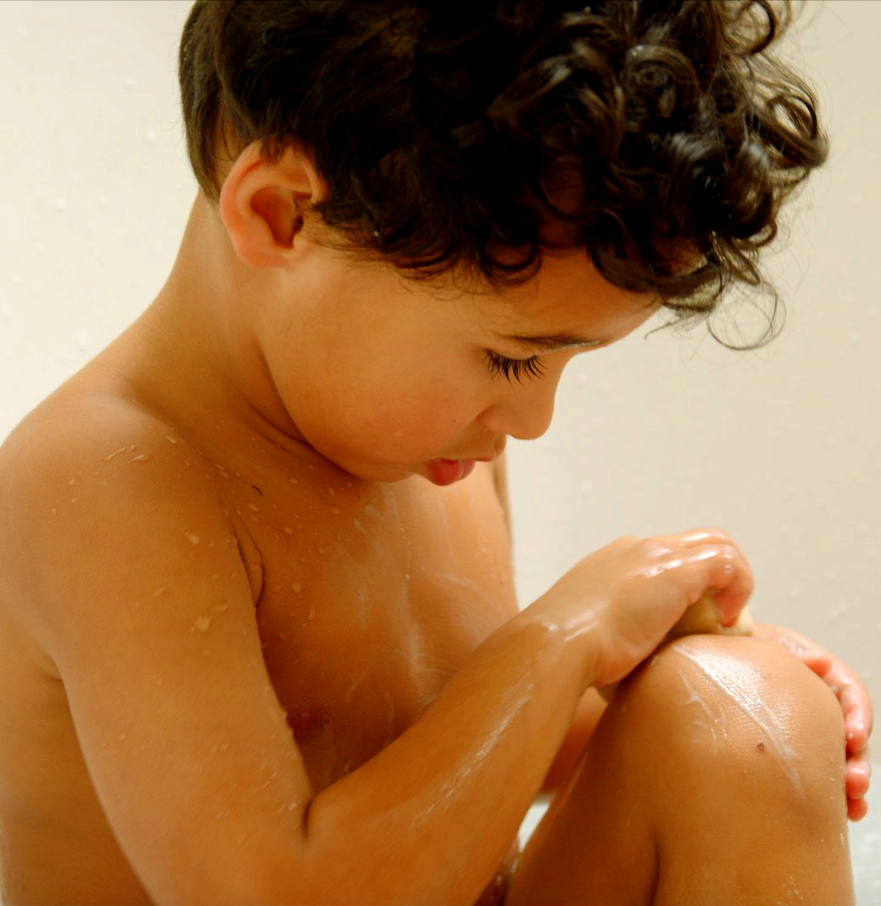 Shampoing douche - peaux sèches, sensibles, cuirs chevelus sensibles. Le savon préféré des enfants et des parents ! Pratique, grâce à sa forme étoile qui tient dans la main. Gourmand, grâce à son délicieux parfum fruité. Nourrissant et doux. PH neutre. Pomme Poire Melon